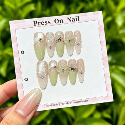 Künstlerisches Press-On Nägel Set mit tropischen und floralen Akzenten