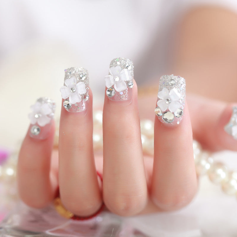 Kunstnägel mit Glitzer und floralen 3D-Akzenten Brehn