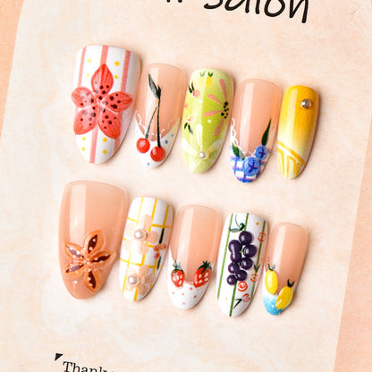 Dekoratives Press-On Nail Art Set mit floralen und obstigen Designs Brehn