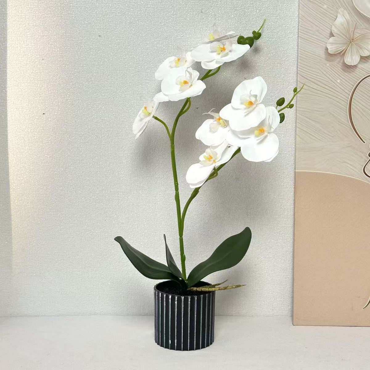Künstliche Orchideenarrangement für die Innendekoration Zuhause