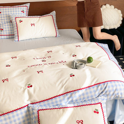 Gingham-Trim Kirschenbestickte Baumwoll-Bettwäsche Set mit Kissenbezügen und Zickzackbordüre