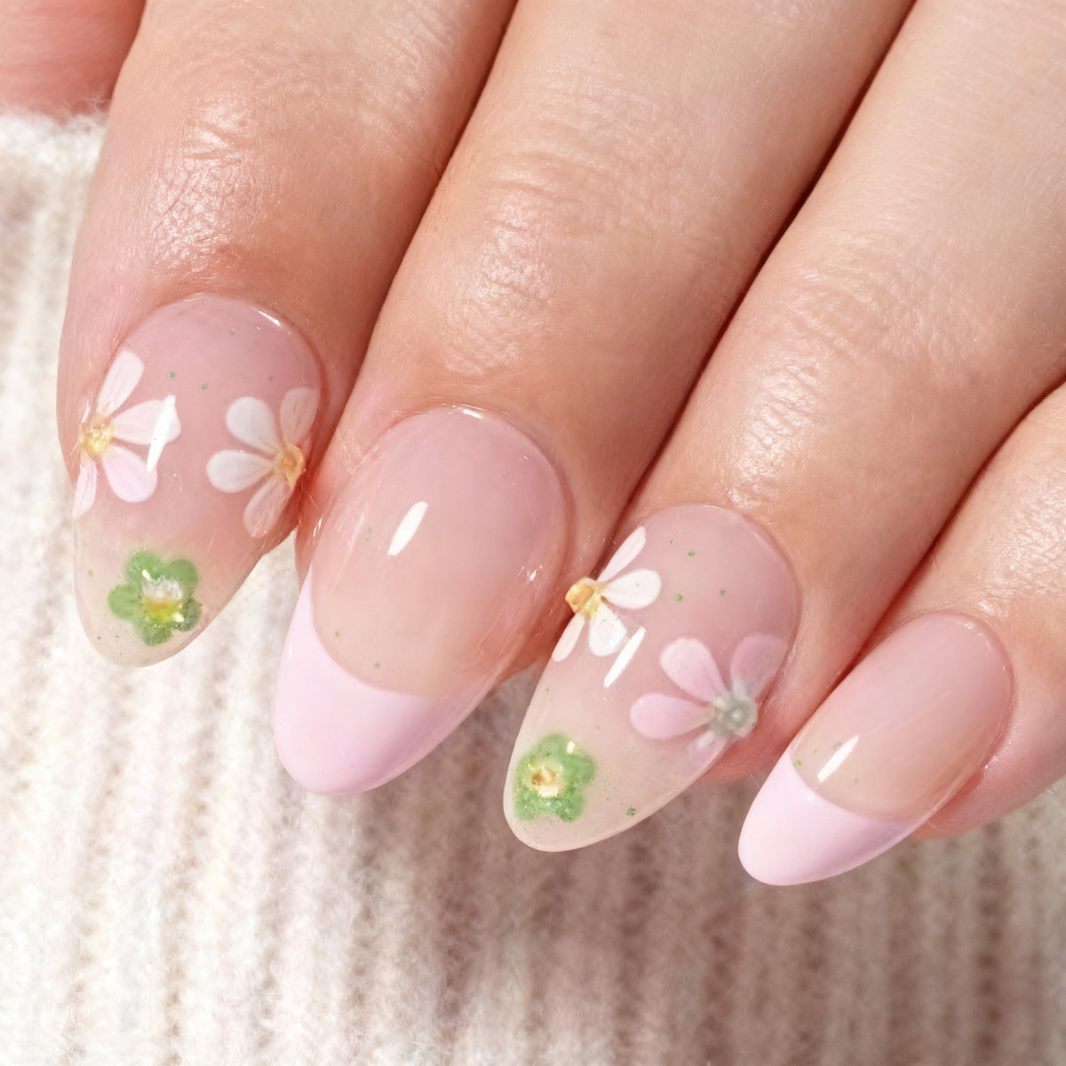 Künstlerisches, mit Blumen verziertes Press-On Nagelset Brehn