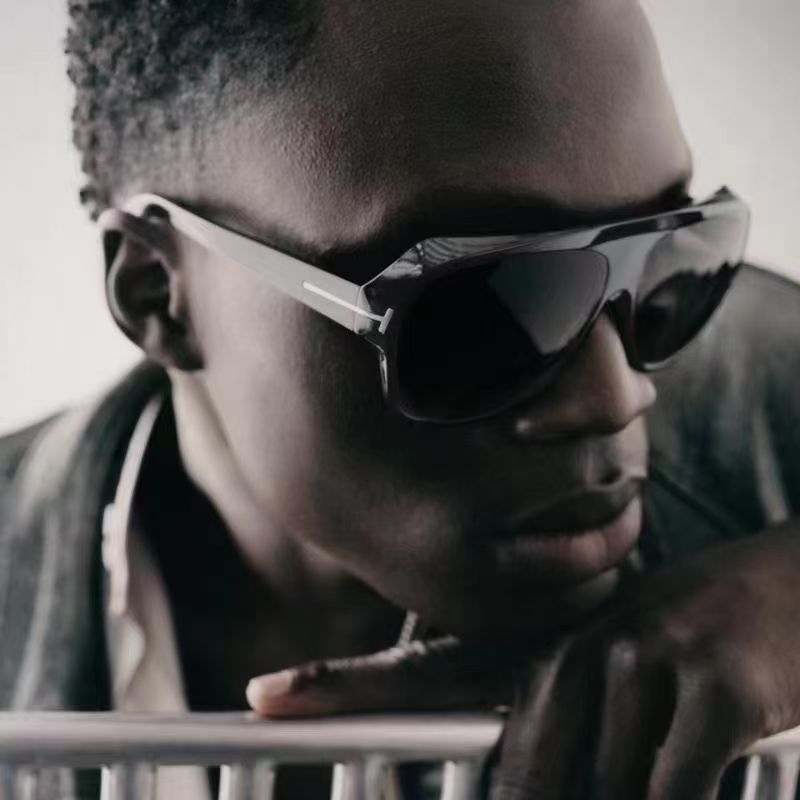 Damen modische Sonnenbrille mit markanter Geometrie und braunen Gläsern Brehn