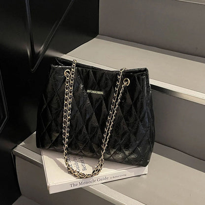 Gepolsterte Handtasche mit Kettengriff Brehn