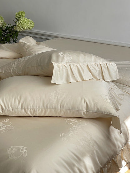 Bettwäschegarnitur aus Baumwollsatin mit Volant, dezentem Jacquard‑Blumenrelief und seidig-mattem Finish