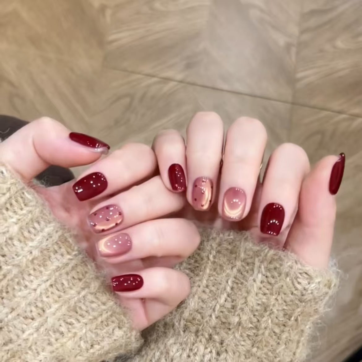 Künstlerische Nagelverlängerungen mit dekoren Akzenten