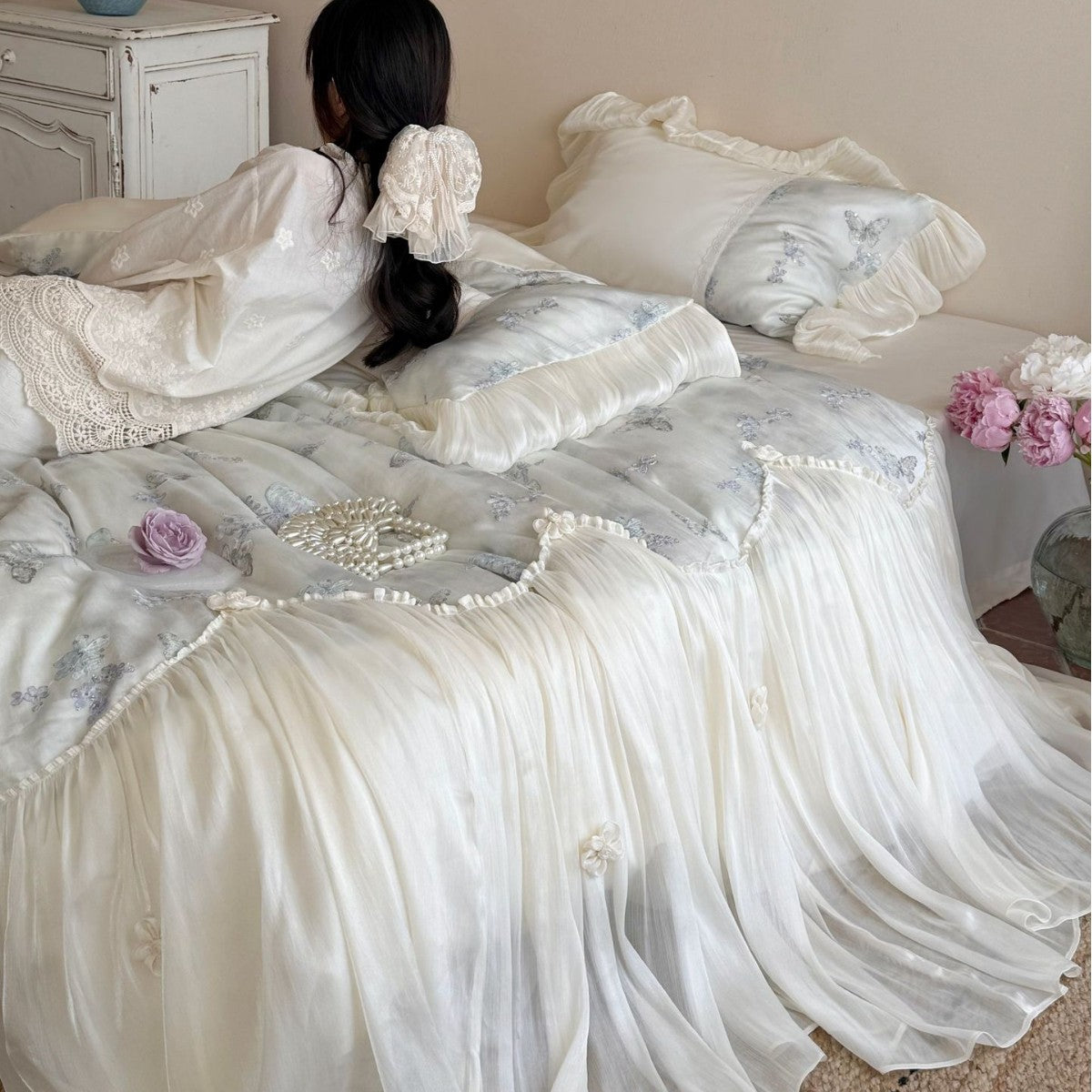 Romantisches Baumwoll-Bettwäscheset mit Chiffon-Volant, bestickten Schmetterlingen und Bettschürze Brehn