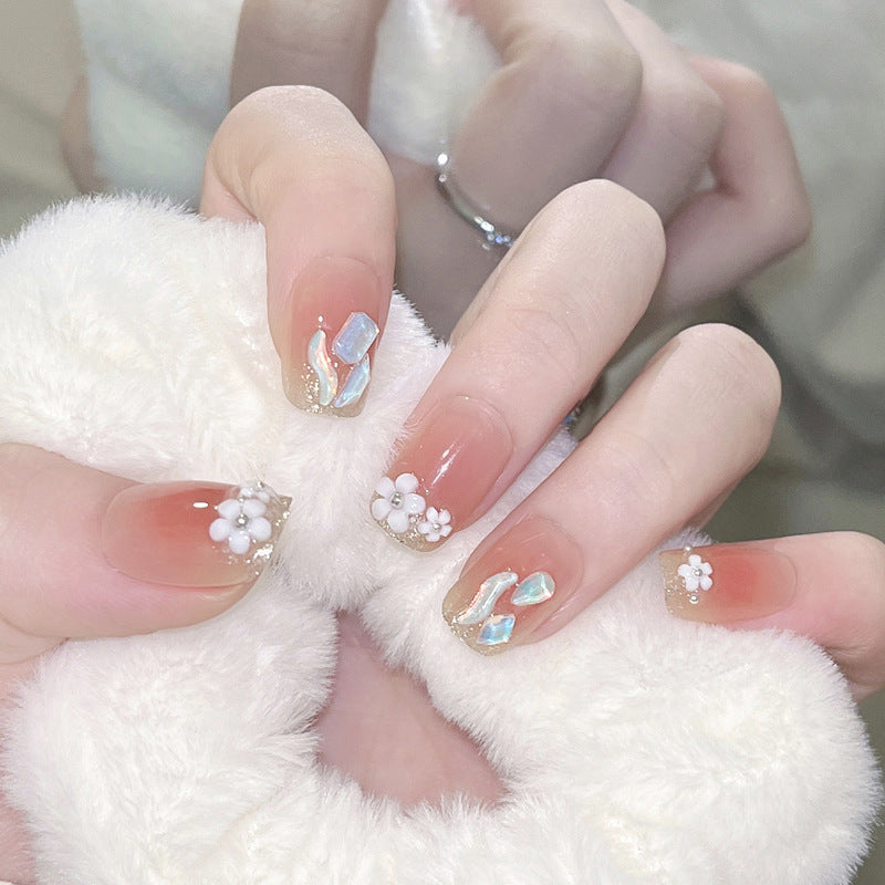 Kunstnagelset mit floralen 3D-Verzierungen und elegantem Glitzer Brehn