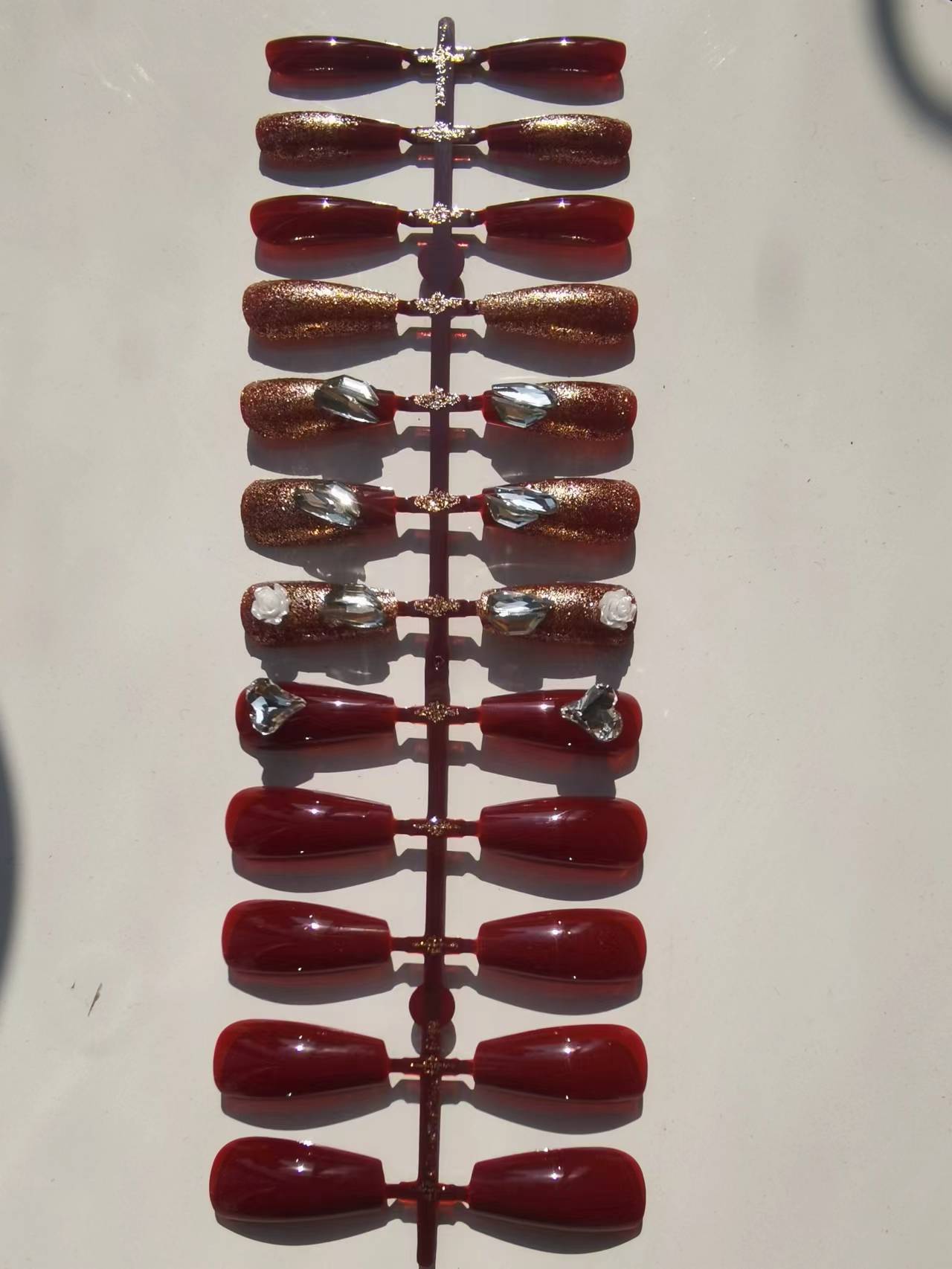 Dekorativer Press-On-Nagelset mit 3D-Akzenten Brehn