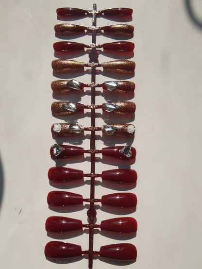 Dekorativer Press-On-Nagelset mit 3D-Akzenten Brehn