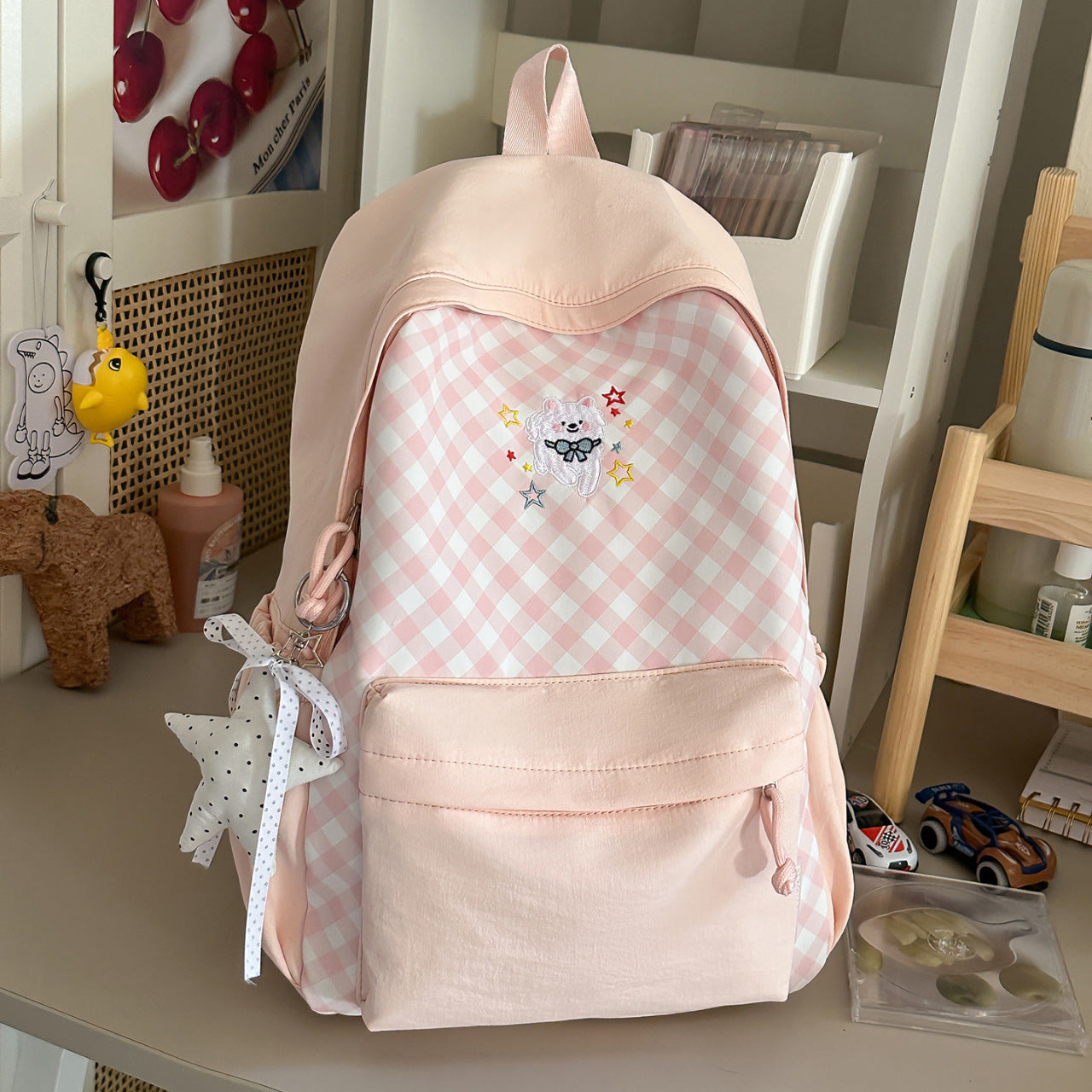 Niedlicher karierten Rucksack mit gestickten Akzenten