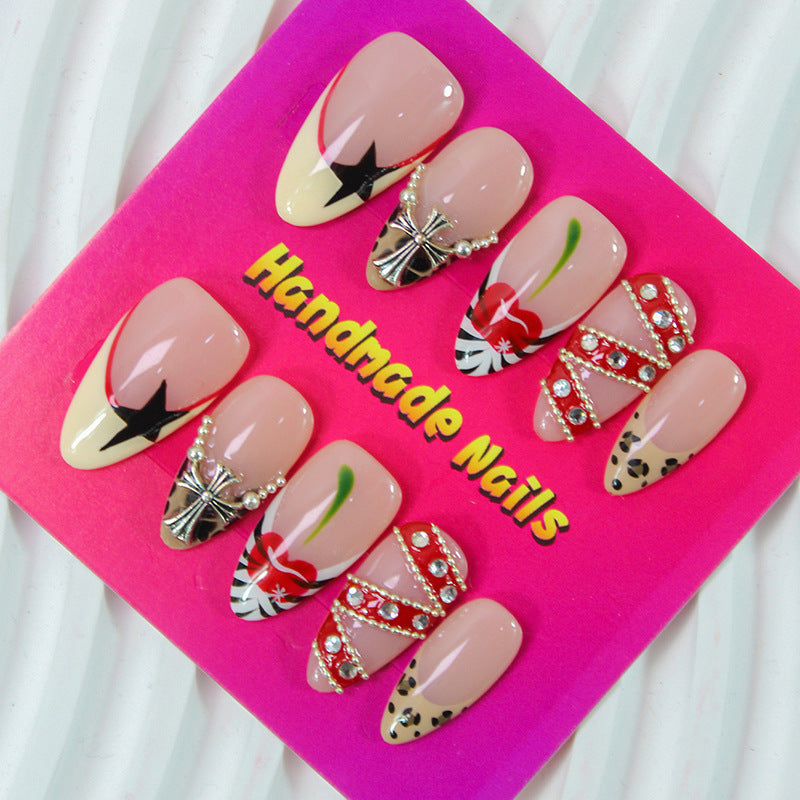 Kunstnägel Set mit luxuriösen Handgefertigten Designs und Glamourösen Akzenten Brehn