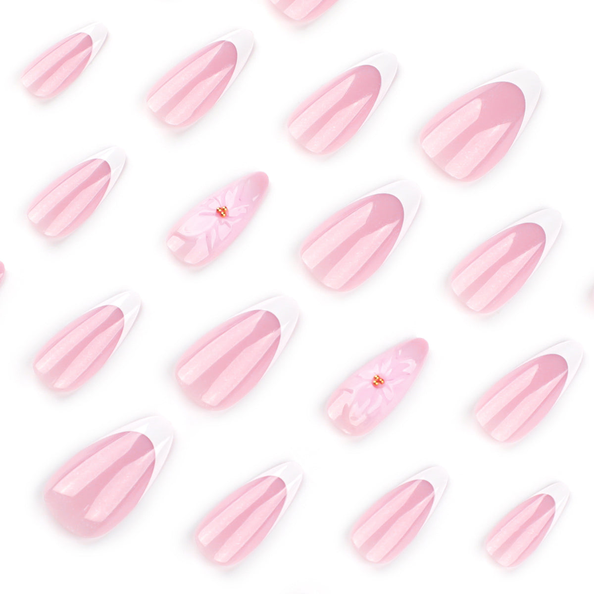 Kunstvolle French-Tip Nagelverlängerungen mit Blumenakzenten Brehn