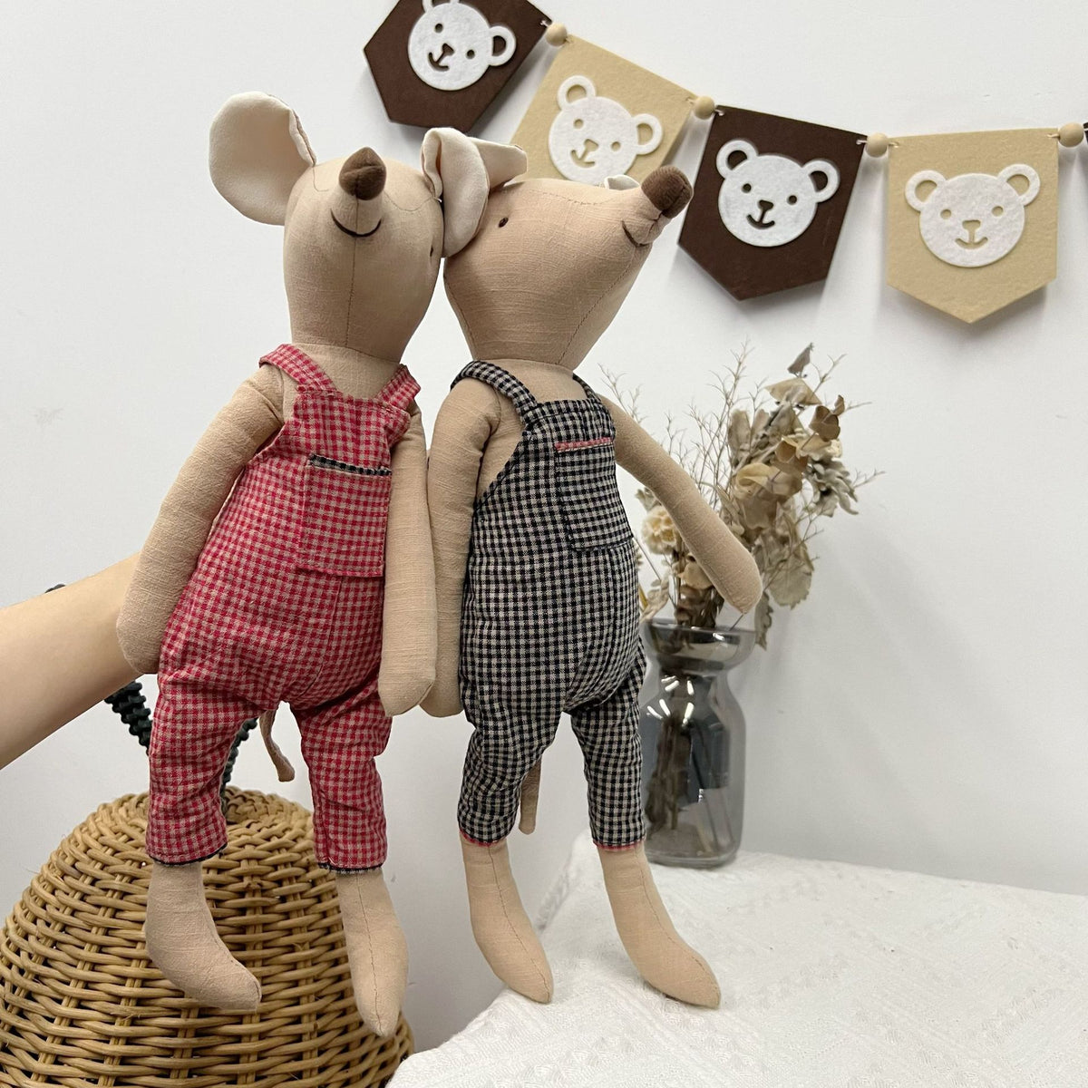 Vintage-inspirierte genähte Leinen-Elefant-Plüschpuppe mit gepunktetem Kleid