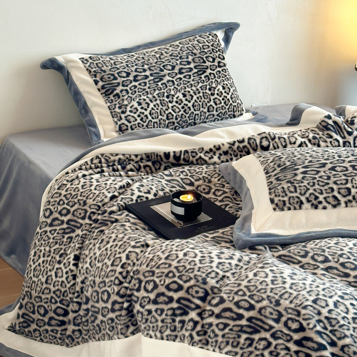 Plüsch Leoparden-Print Wendebettwäsche-Set mit samtigem Rand
