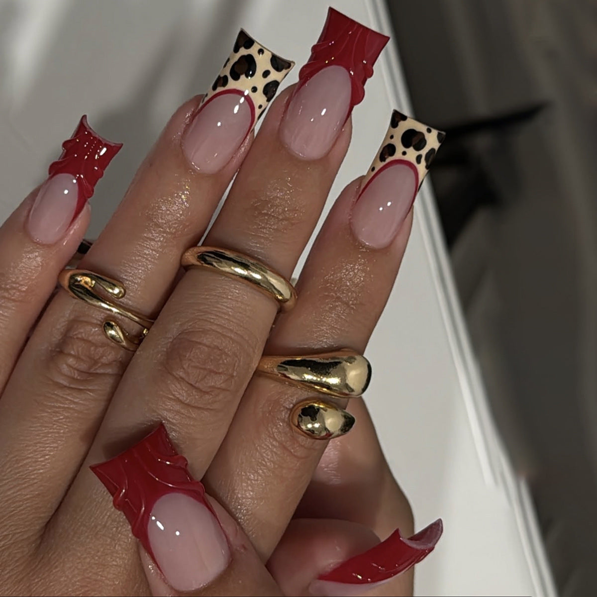 Kunstnagelset mit Leoparden- und luxuriösem Glitzerfinish Brehn