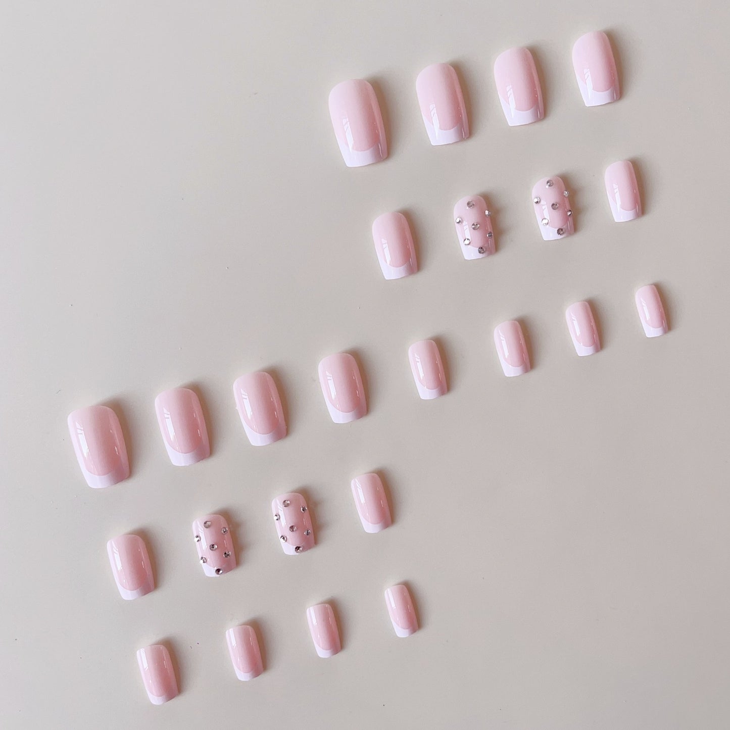 Kunstnagelset mit eleganten Strass- und French-Spitzenverzierungen Brehn