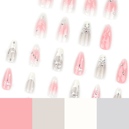 Kunstvolle Nagelspitzen mit Glitzer- und Schleifenmotiven Brehn