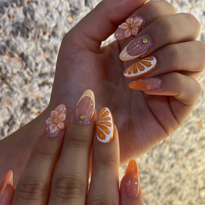 Kreatives Nagelset mit Blumen- und Fruchtverzierungen Brehn