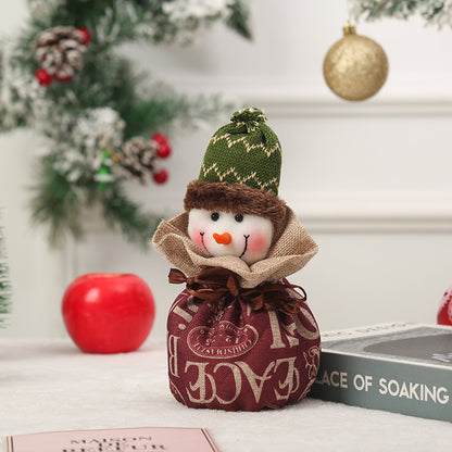 Niedlicher Weihnachtsgnom mit Geschenkesack Brehn