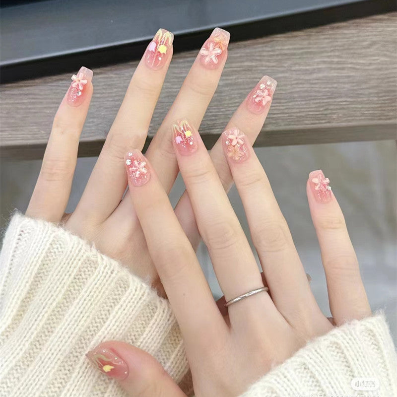 Glamouröse Kunstfingernägel mit Zarten Blüten- und Glitzereffekten Brehn