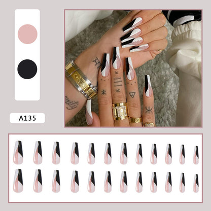 Kunstnagelset mit modernen geometrischen Designs Brehn