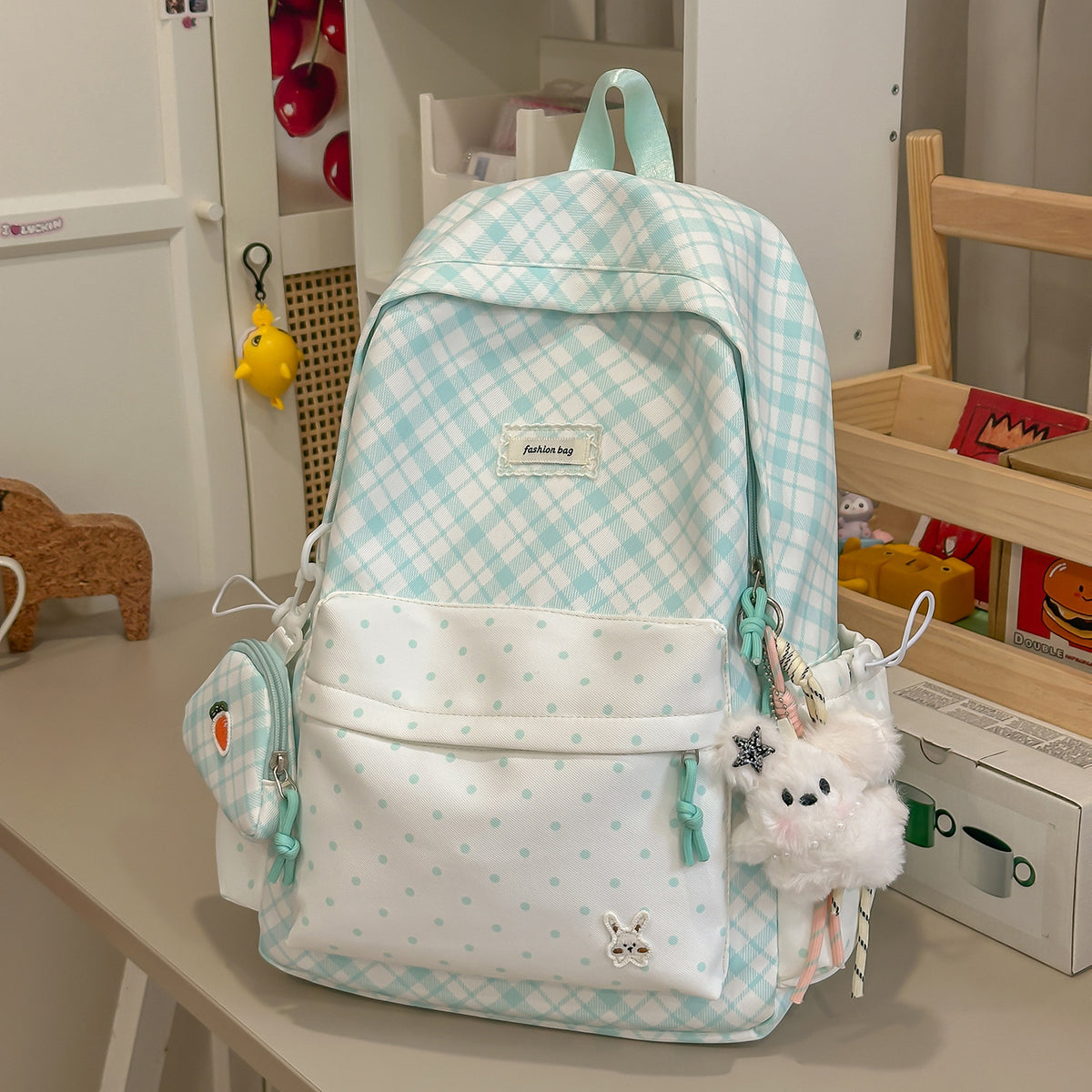 Stylische Karomuster-Rucksack mit lustigen dekorativen Akzenten Brehn