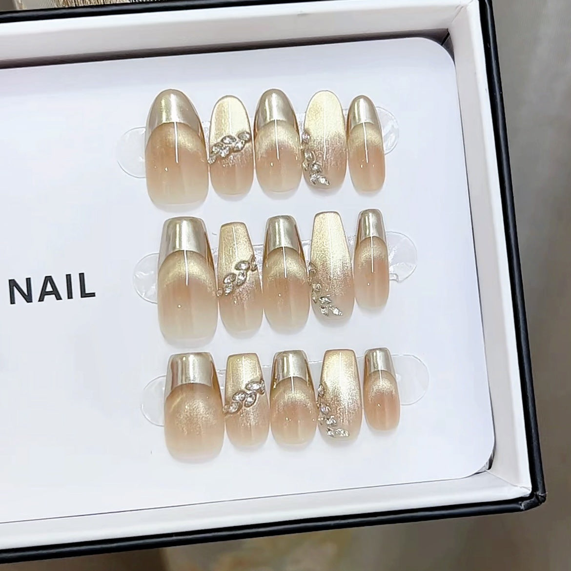 Elegantes Press-On-Nagelkunst-Set mit glamourösen Details Brehn