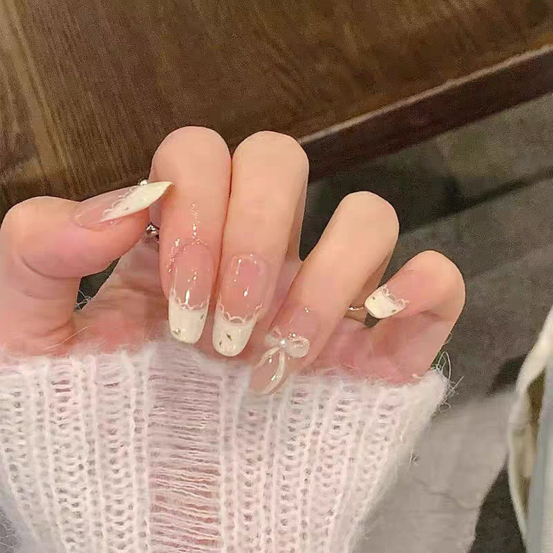 Künstlerisches Press-On-Nagelset mit eleganten Blumen- und Edelsteinakzenten Brehn