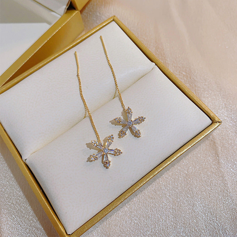 Elegante und Zeitlose Ohrringe mit Funkelnden Kristallen Brehn