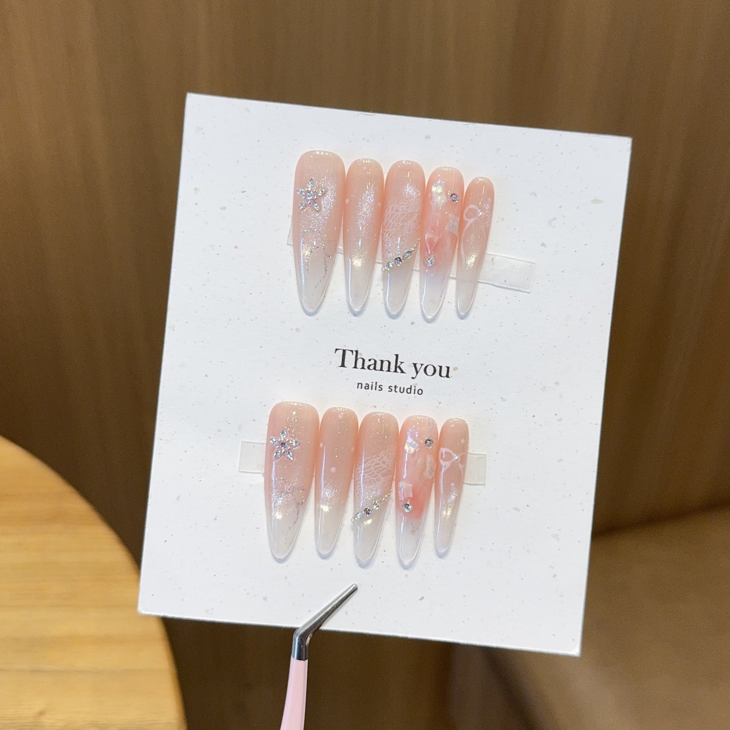 Kunstnägel mit Filigranem Design und Glitzerakzenten Brehn