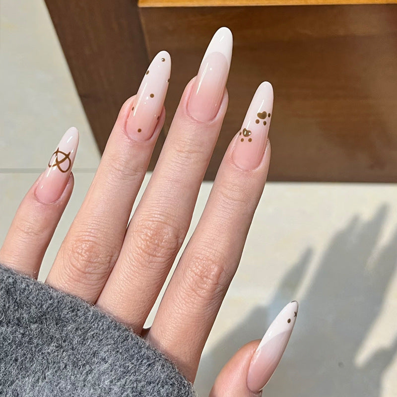 Glamouröse Stiletto Press-On Nageldesign mit eleganten goldenen Akzenten Brehn