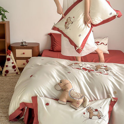 Kinder-Bettwäsche-Set aus Baumwollsatin mit besticktem Schaukelpferd-Motiv und kontrastiertem Saum