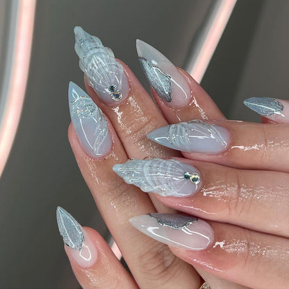 Kunstvolle Stiletto-Nägel mit eleganten Glitzer- und floralem Design Brehn