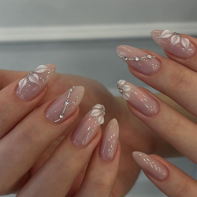 Kunstnagelset mit eleganten Blüten- und Glitzerelementen Brehn