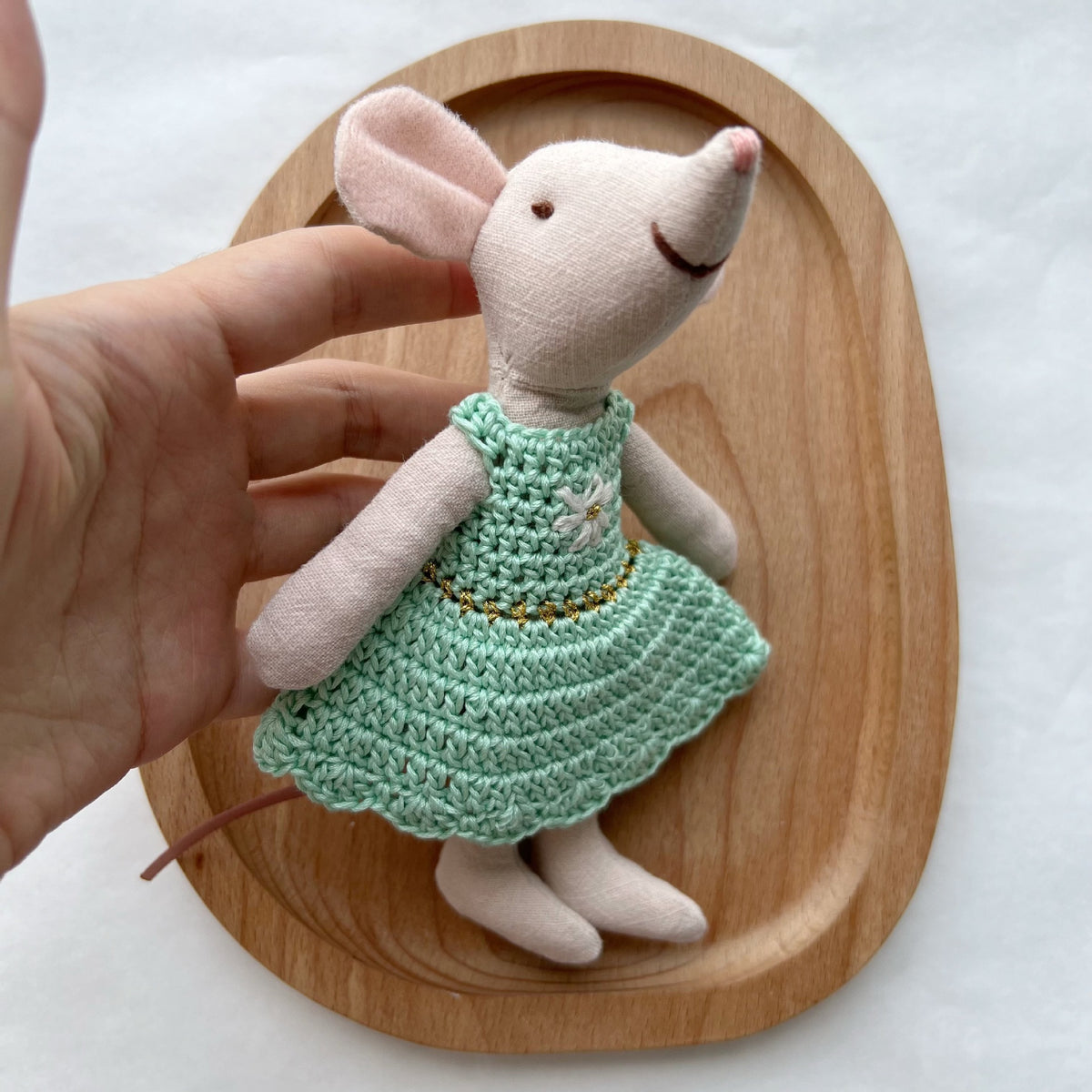 Handgefertigte Leinenmaus-Puppe mit gehäkeltem Kleid und gesticktem Gesicht
