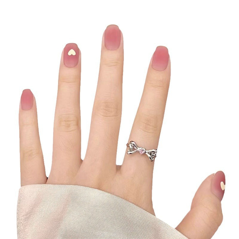 Elegante Herz Dekorierte Nagelkunst