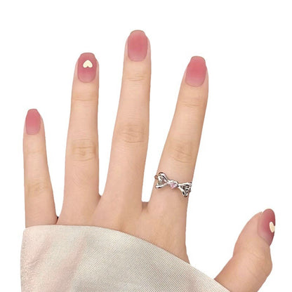 Elegante Herz Dekorierte Nagelkunst