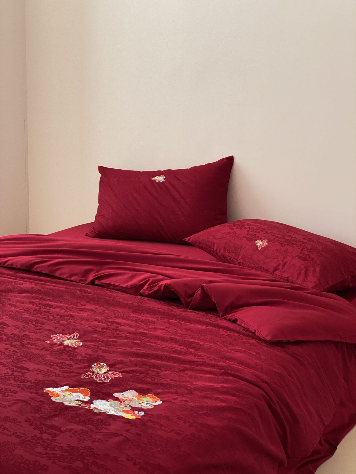Premium Bettwäsche-Garnitur aus Mako-Baumwoll-Satin mit floraler Jacquardstruktur und gestickten Applikationen Brehn