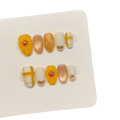 Dekoratives Press-On Nagelkunstset mit floralen und Glitzerakzenten