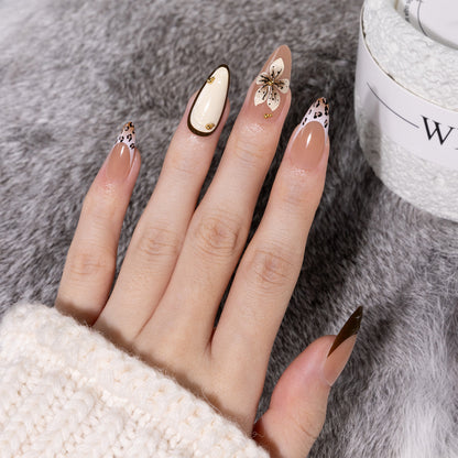 Kunstvolle Nagelverlängerungen mit Blumen- und Leopardenmotiven Brehn