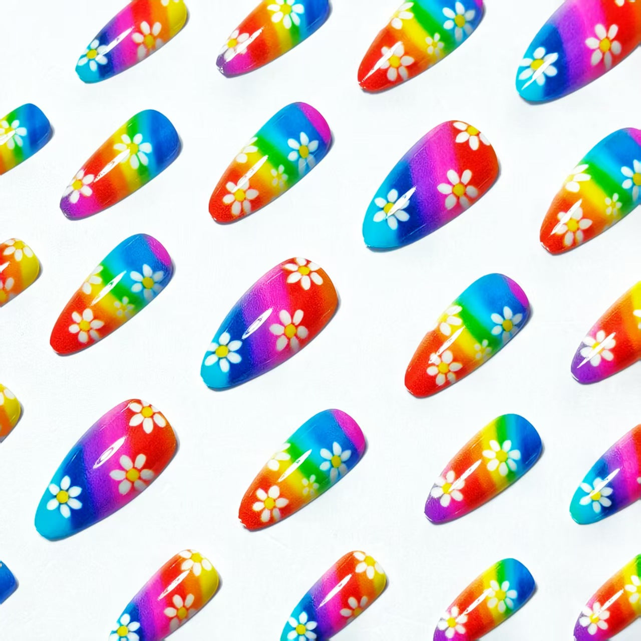 Kreative Kunstnägel mit Buntem Regenbogen-Design und Verspielten Blütenmotiven Brehn