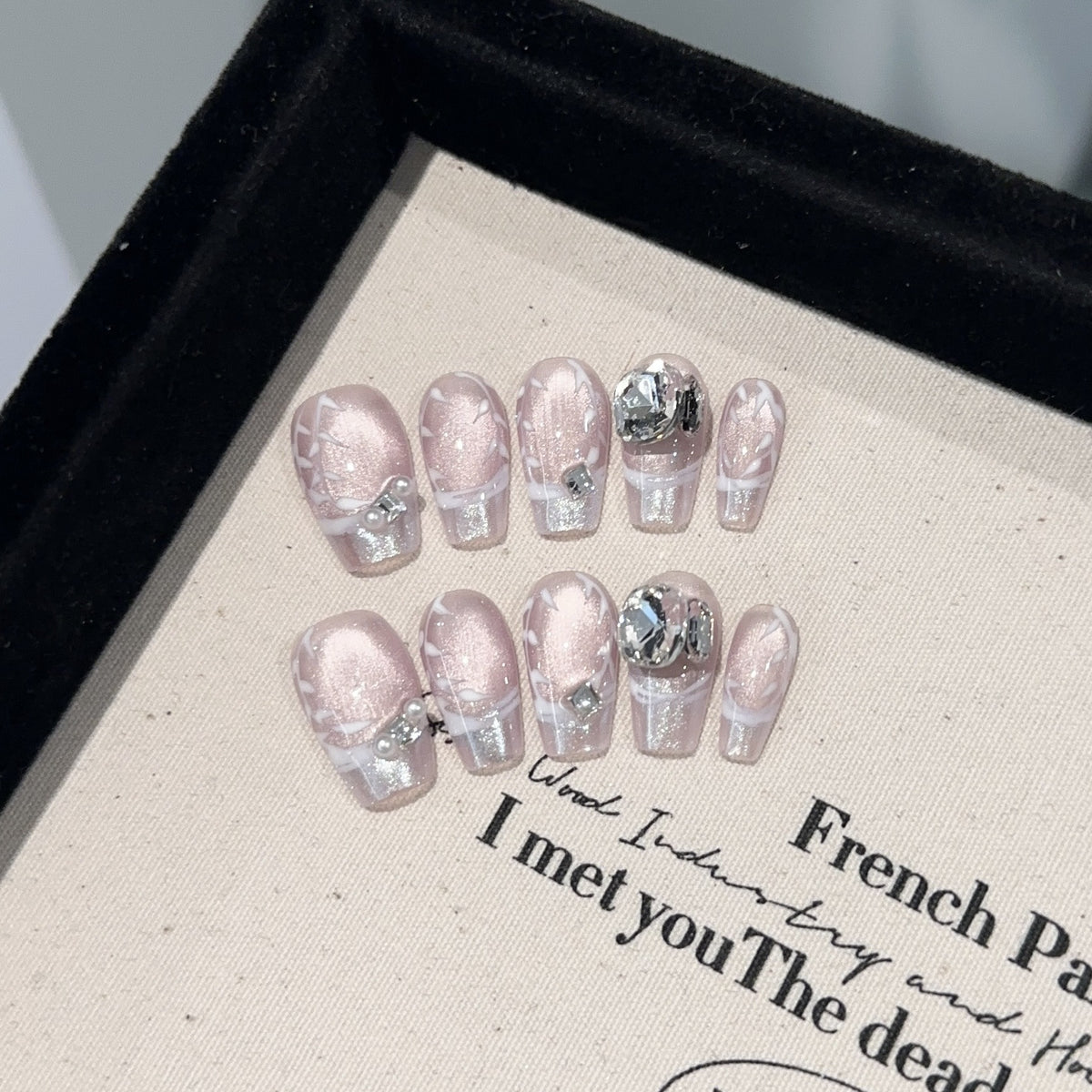 Elegantes Press-On-Nagelkunstset mit Edelsteinakzenten