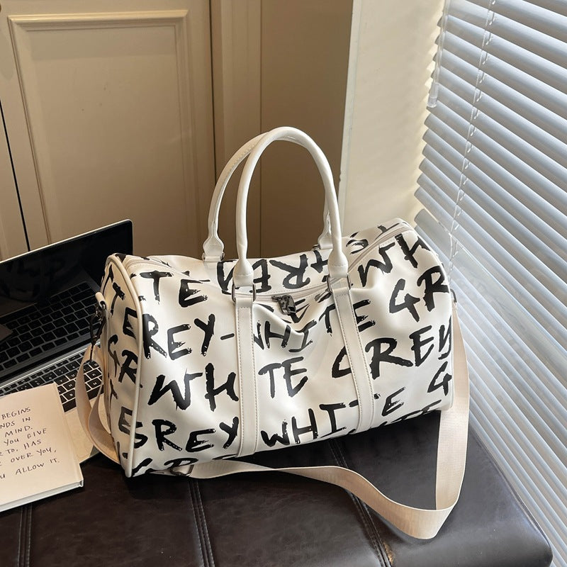 Sportliche Reisetasche mit Innovativem Schriftzug Brehn