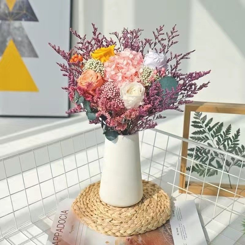 Eleganter Trockenblumenstrauß mit dekorativer Vase