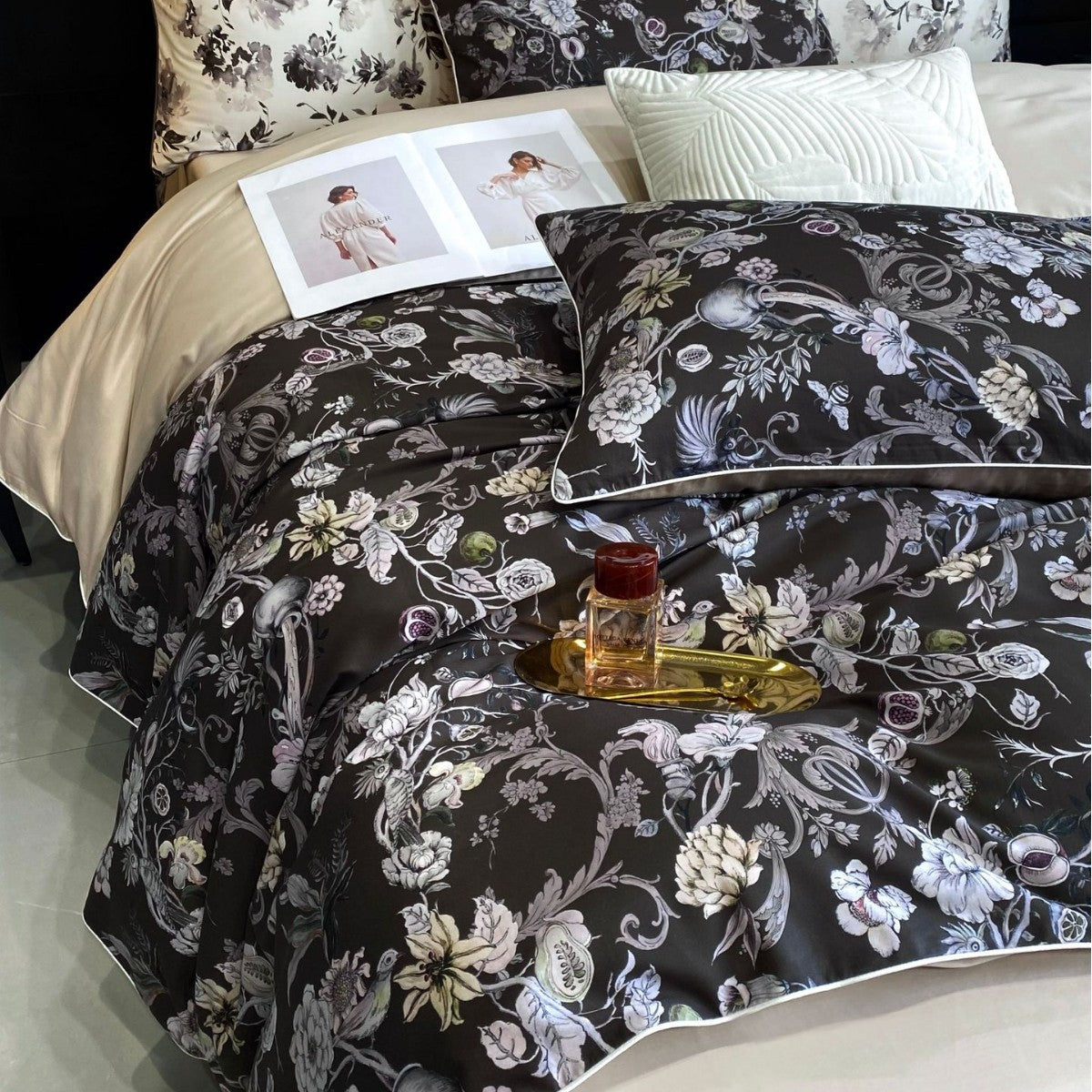 Luxuriöse Baumwollsatin-Bettwäsche-Garnitur mit großfloralem botanischem Print