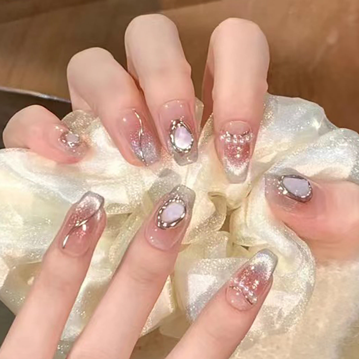 Elegante Stiletto Press-On Nail Set mit Edelstein- und Glitzerakzenten Brehn