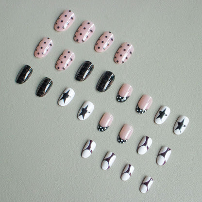 Künstlerisches Nail Art Set mit geometrischen Mustern