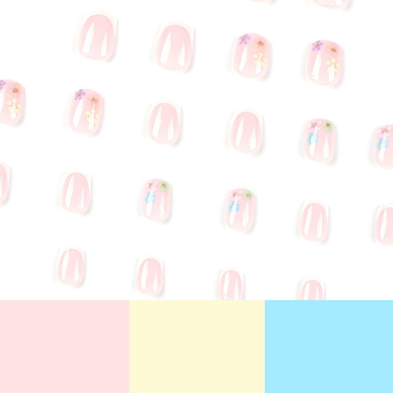 Kunstvolle Nagelkunst mit floralem Akzent und elegantem French-Tip Brehn