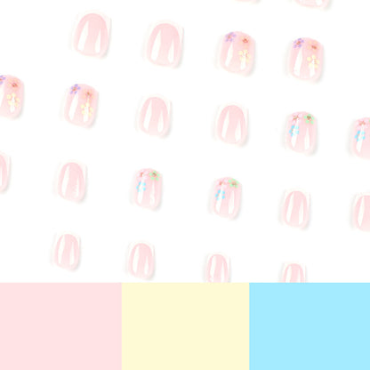 Kunstvolle Nagelkunst mit floralem Akzent und elegantem French-Tip Brehn